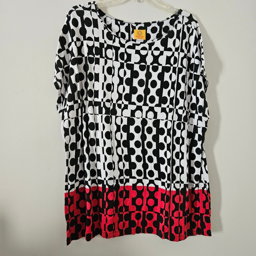 Ruby Rd Woman 1X Top Black White Red Geometric Circle Print Short Sleeve Blouse
